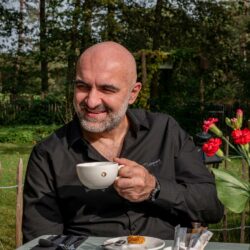 Relatiecoach Dimitar Shivachev met kop koffie in zijn hand