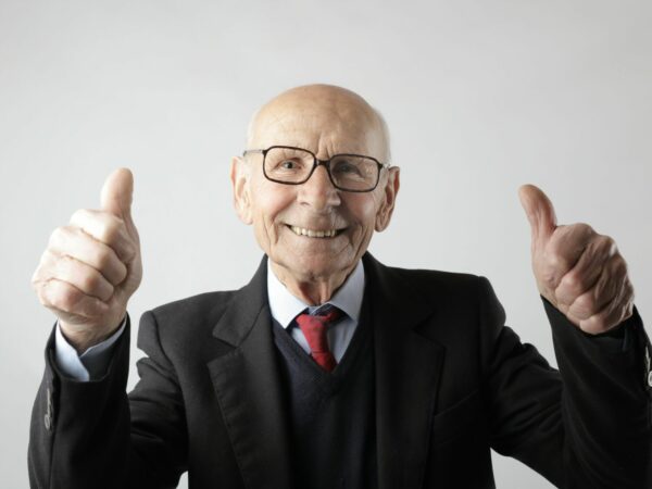 Seniorencoach - Oude blije man met twee duimen omhoog