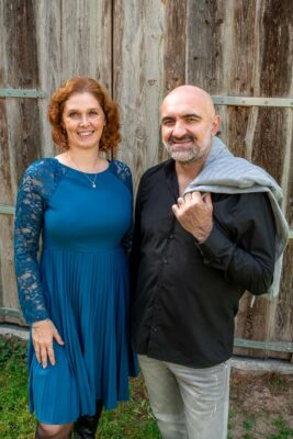 Relationship coach Dimitar and senior coach Esther in front of the barn