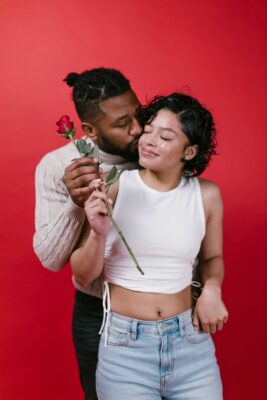 Man en vrouw met een roos in handen