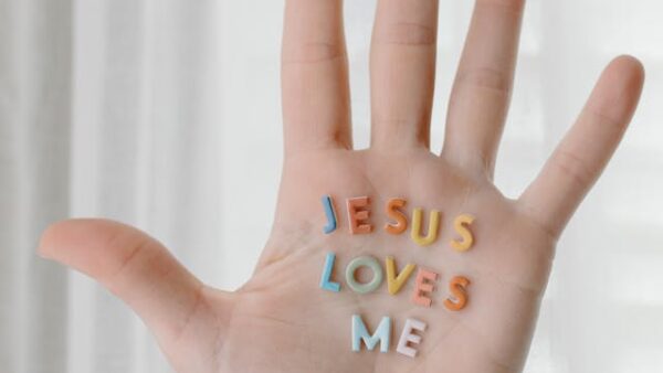 Alpha Kids naschoolse activiteit - hand met letters Jesus Loves Me