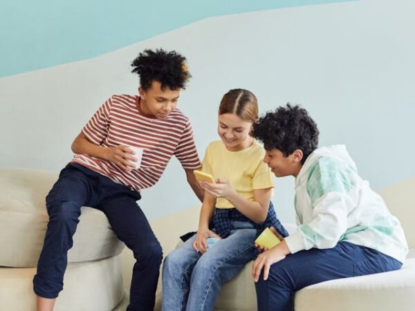 Drie kinderen samen kijken in de telefoon - Social Kids