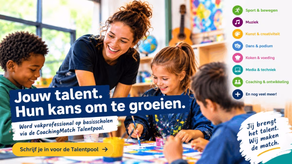 Talentpool vakprofessional tijdens naschoolse activiteit met kinderen op basisschool